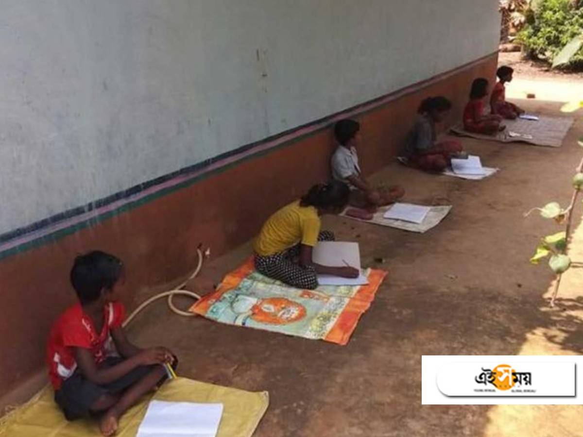 classes conducted on loudspeakers: লকডাউনে স্মার্টফোনের অভাব মিটিয়ে লাউডস্পিকারেই স্কুল চলছে ঝাড়খণ্ডের এই গ্রামে! – corona lockdown: jharkhand headmaster uses loudspeakers to teach students who don’t have smartphones