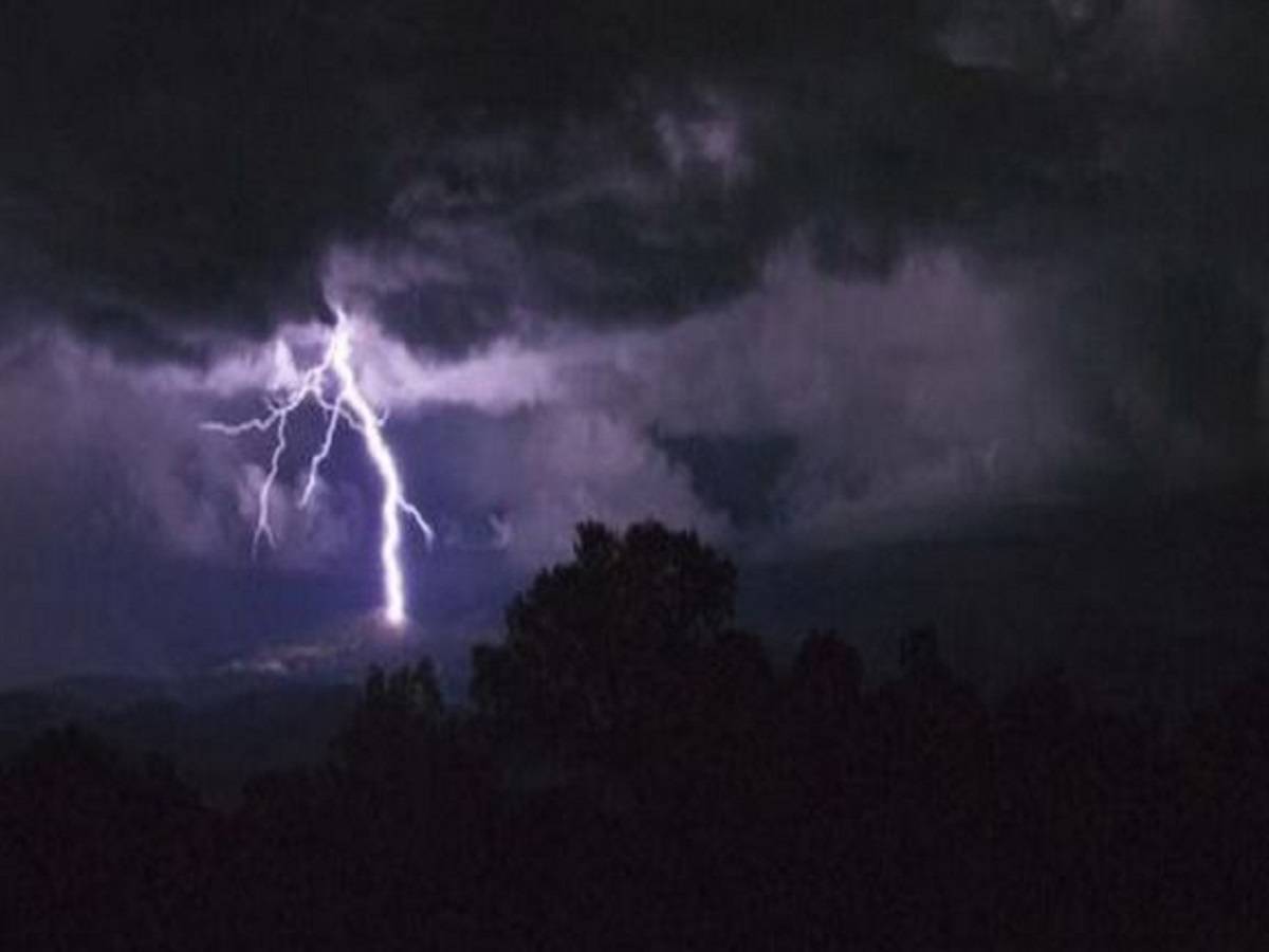 Lightning strikes: মুর্শিদাবাদে বাজ পড়ে ৬ জনের মৃত্যু – 6 killed after lightning strikes at 2 places in bengal’s murshidabad district