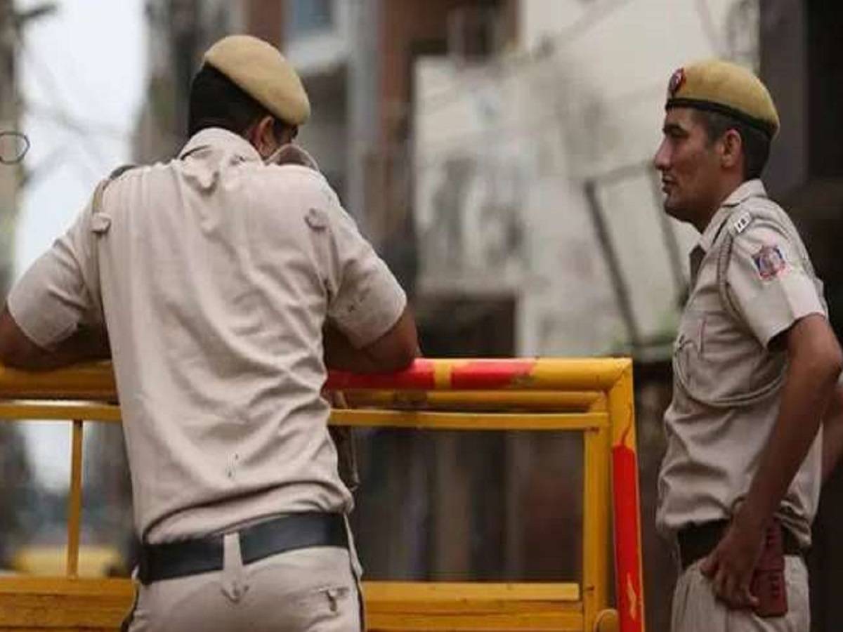 police constable shoots colleague: তুমুল তর্কে থানার মধ্যেই চলল গুলি, গ্রেফতার কনস্টেবল – delhi police constable shoots colleague inside police station in fight over their beats