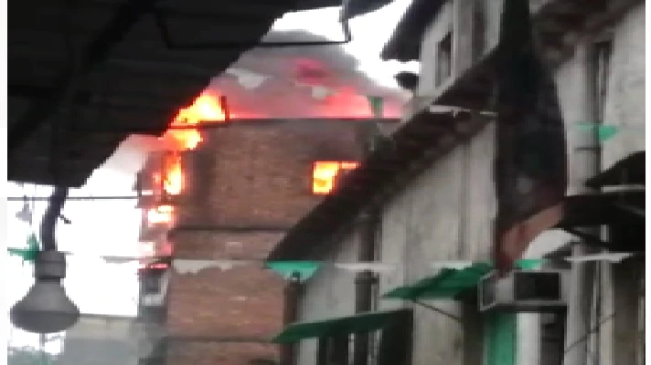 বড়বাজারের কলুটোলায় বিধ্বংসী আগুন, ভেঙে পড়ল চার তলা বাড়ির একাংশ