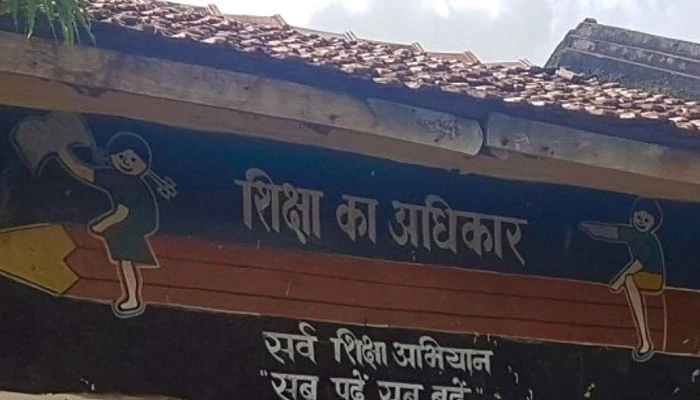 মুসলিম পরীক্ষার্থীদের বসানো হল ছাদের চড়া রোদে, স্কুল কর্তৃপক্ষের বিরুদ্ধে অভিযোগ দায়ের