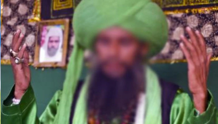 করোনার মৃত্যু কিসিং বাবা-র, চুমু খেয়ে মহাবিপদে ভক্তরাও