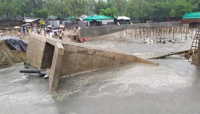 উদ্বোধনের জন্য তৈরি ছিল, বৃষ্টির জলে ভেসে চলে গেল আস্ত সেতু