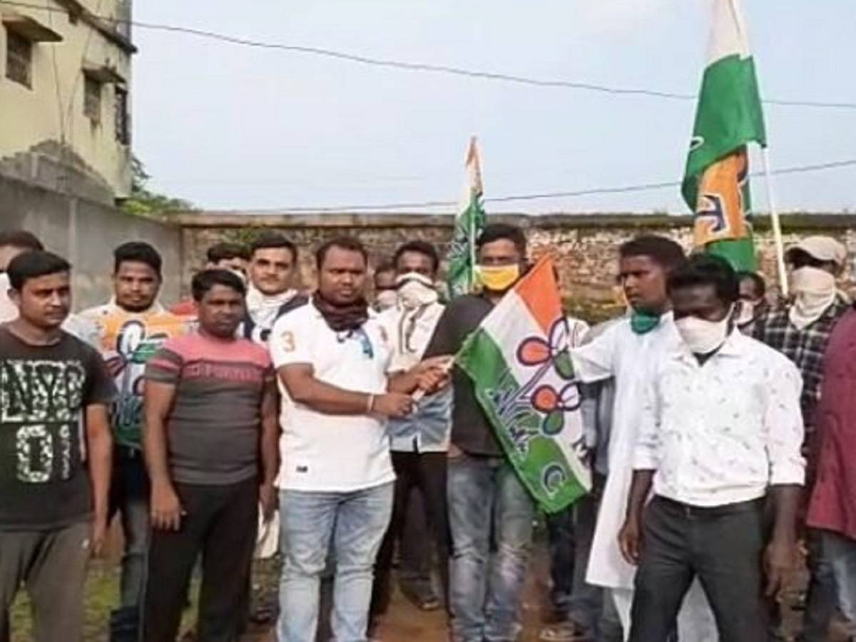 Purulia West Bengal: রুক্ষ পুরুলিয়ায় ঘর গোছাচ্ছে তৃণমূলে, ফের গেরুয়া ঘর থেকে দলবদল সবুজে – more than 50 family join tmc from bjp in purulia west bengal