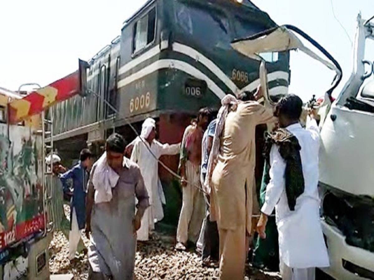 Pakistan train accident: পাকিস্তানে ফের বাস-ট্রেন সংঘর্ষ! মৃত্যু ১৯ শিখ তীর্থযাত্রীর, জখম ৬০ – 19 sikh pilgrims killed in bus-train collision in pakistan