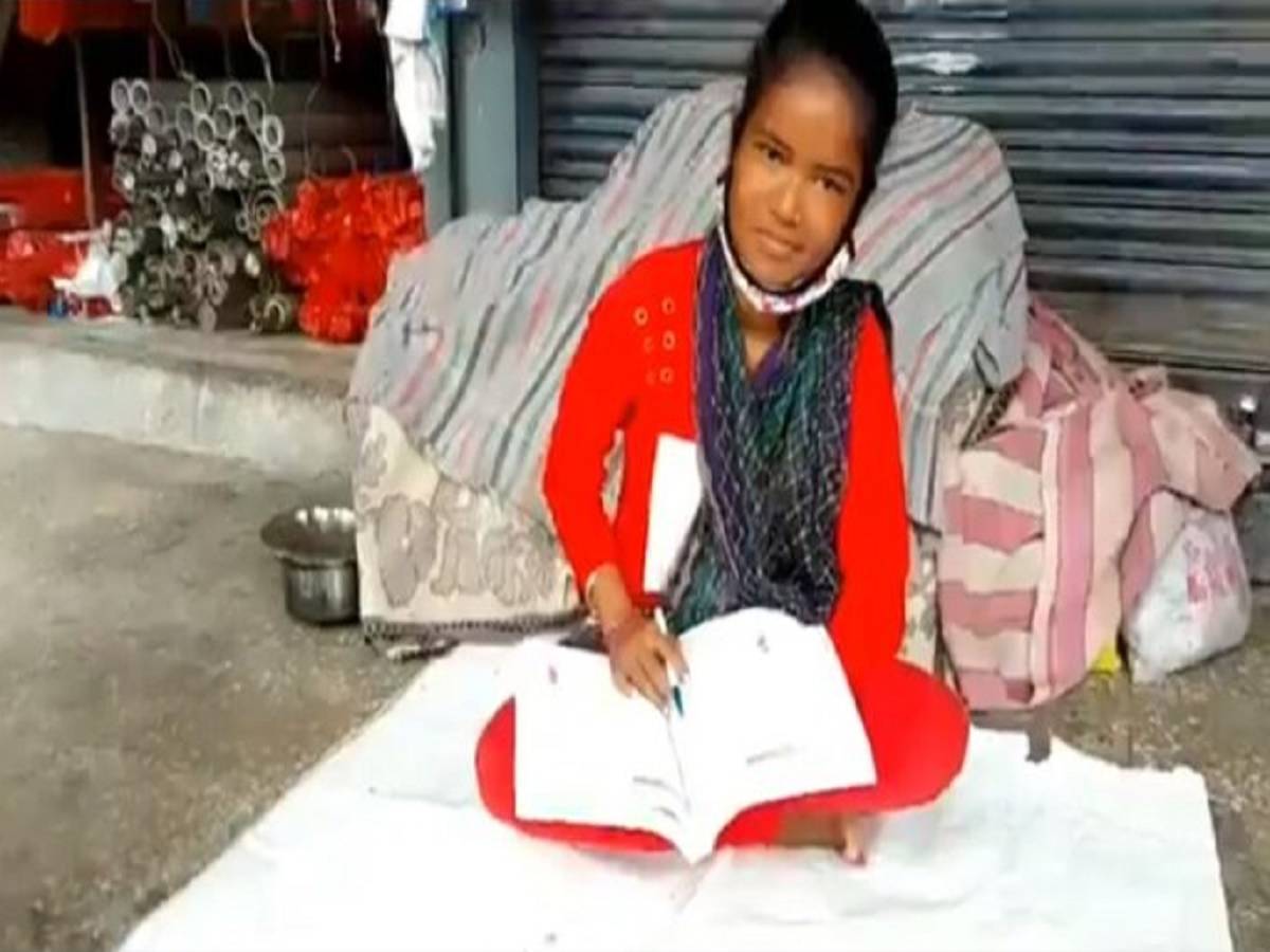 after class 10 result mp teen gets flat: দশমের রেজাল্টে তাক লাগাল ‘ফুটপাথের মেয়ে’, উপহার পেল আস্ত ফ্ল্যাট! – mp teen bharti khandekar living on pavement, after class 10 result gets flat