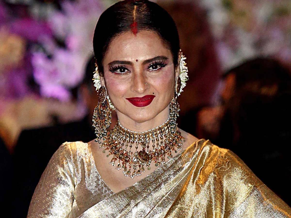 Rekha: নিরাপত্তারক্ষীর করোনা পজিটিভ, রেখার বাংলো সিল করল BMC! – actress rekha’s bungalow sealed as her security guard tests positive for covid-19