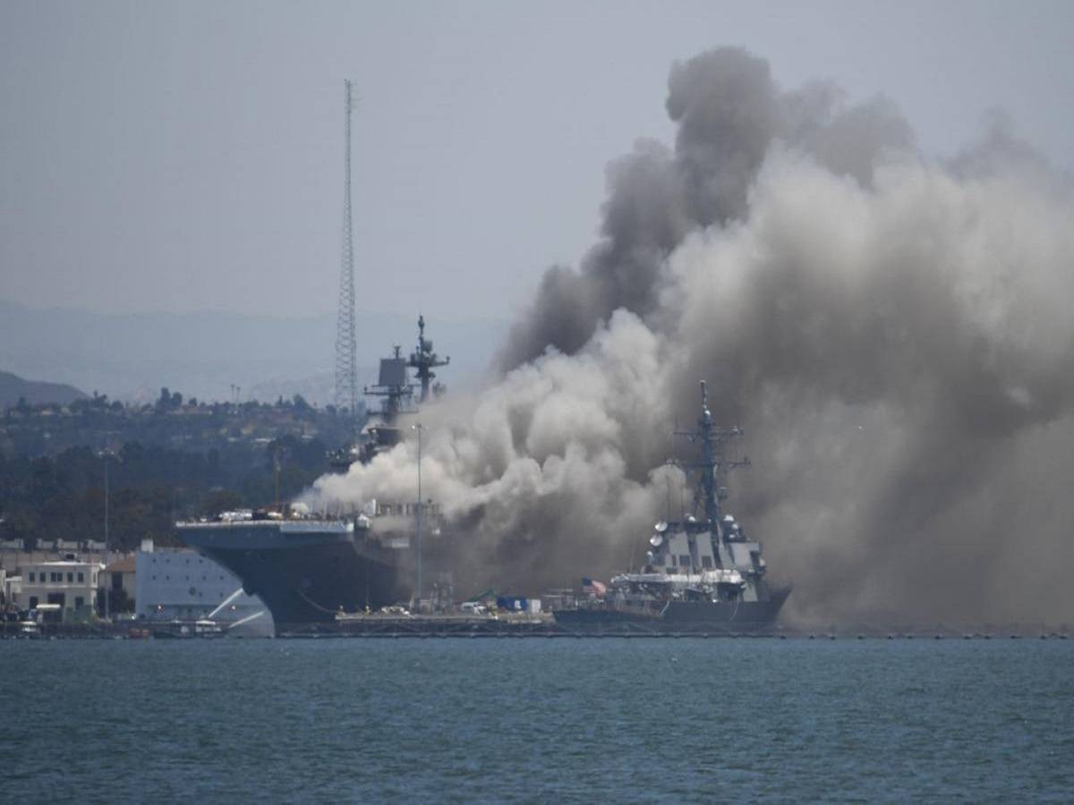 warship in san diego: অগ্নিকাণ্ডে ভয়ানক ক্ষতিগ্রস্ত মার্কিন রণতরি ডুবতে বসেছে সান দিয়েগোয় – us firefighters continue operations on critically damaged warship in san diego
