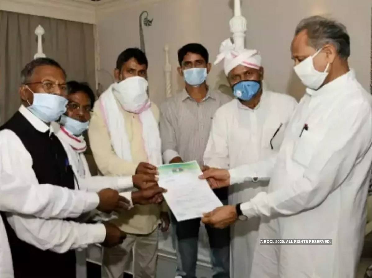 rajasthan governor: রাজস্থান: রাজ্যপালকে MLA তালিকা দিলেন গেহলট, সামনের সপ্তাহে আস্থা ভোট? – ashok gehlot meets rajasthan governor with mlas’ list, floor test likely next week