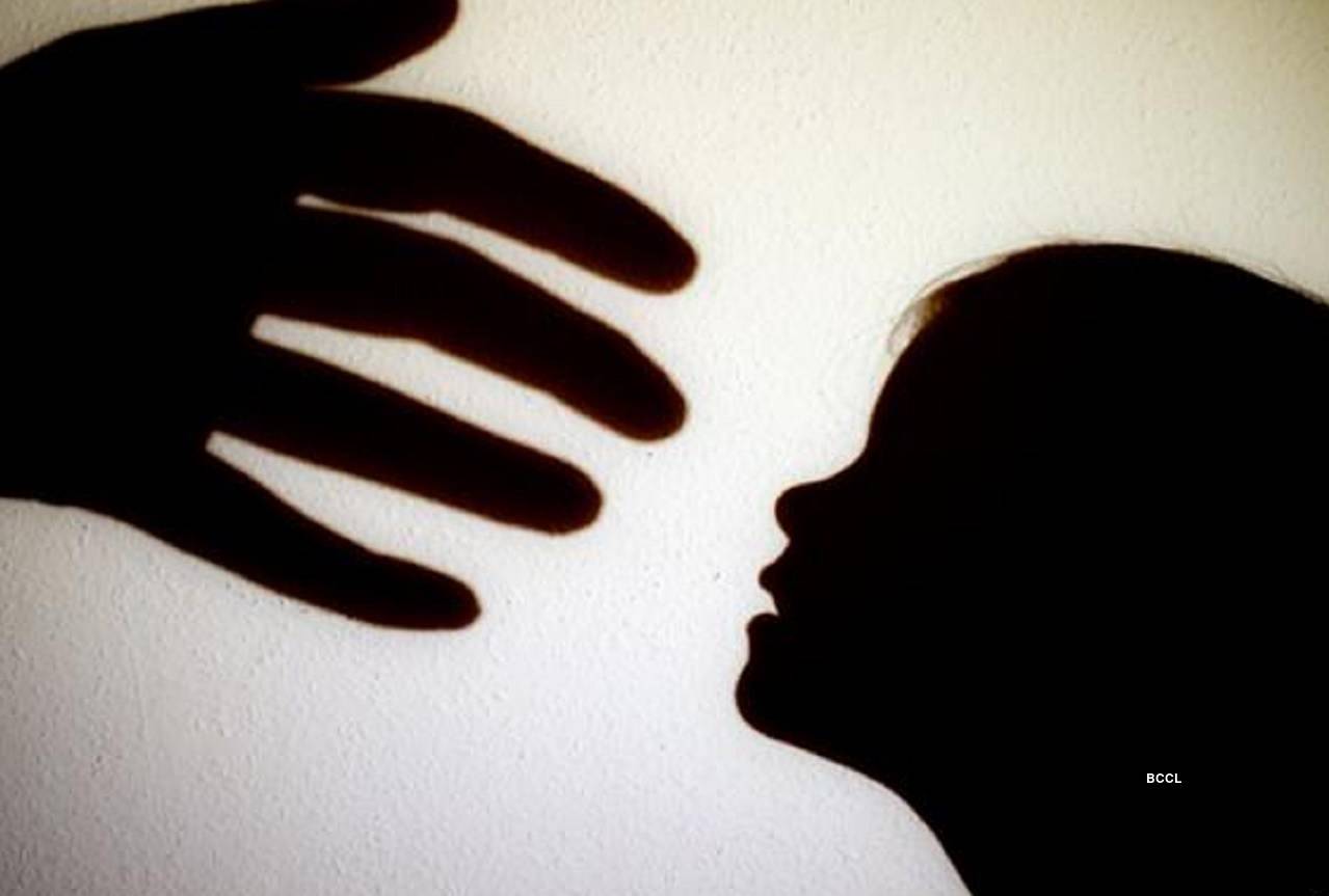 ap crime news: ₹27000 -এ বালিকাকে যৌনপল্লিতে বেচে দিল দাদা! – stepbrother sells sister to ap brothel for rs 27,000