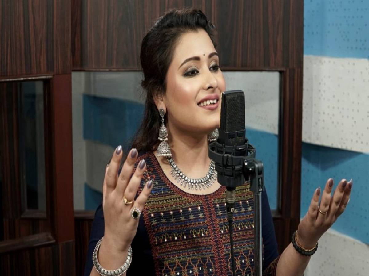 Mou Chattopadhyay: ভার্চুয়াল ‘খোলা হাওয়া’ নিয়ে আসরে মৌ চট্টোপাধ্যায়-কিঞ্জল, থাকছেন তো? – ramkumar chattopadhyay’s granddaughter mou chattopadhyay’s first-ever online musical concert khola hawa will stream on 9th august 2020