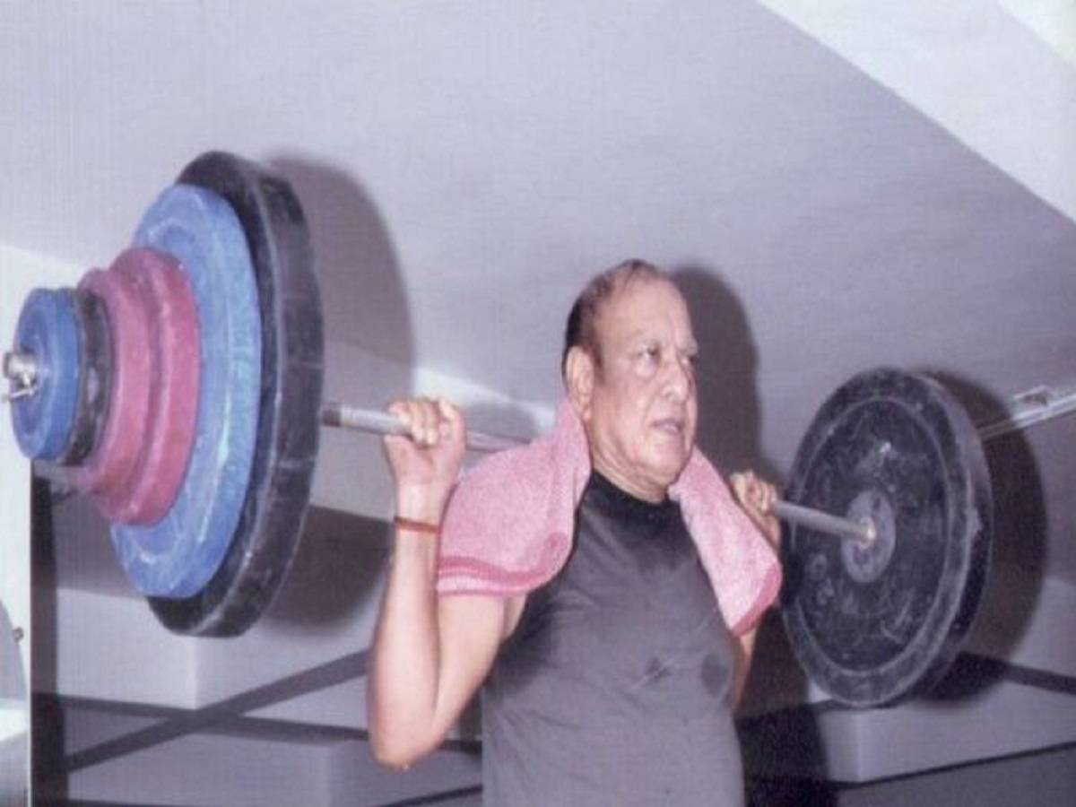 Shankersinh Vaghela: কোভিডকে হারিয়ে পুরোদমে ওয়ার্কআউটে আশির বাঘেলা, লজ্জায় পড়বেন আঠারোও! – 80-year-old ex-gujarat cm shankersinh vaghela lifts weights after beating covid-19, shares pic
