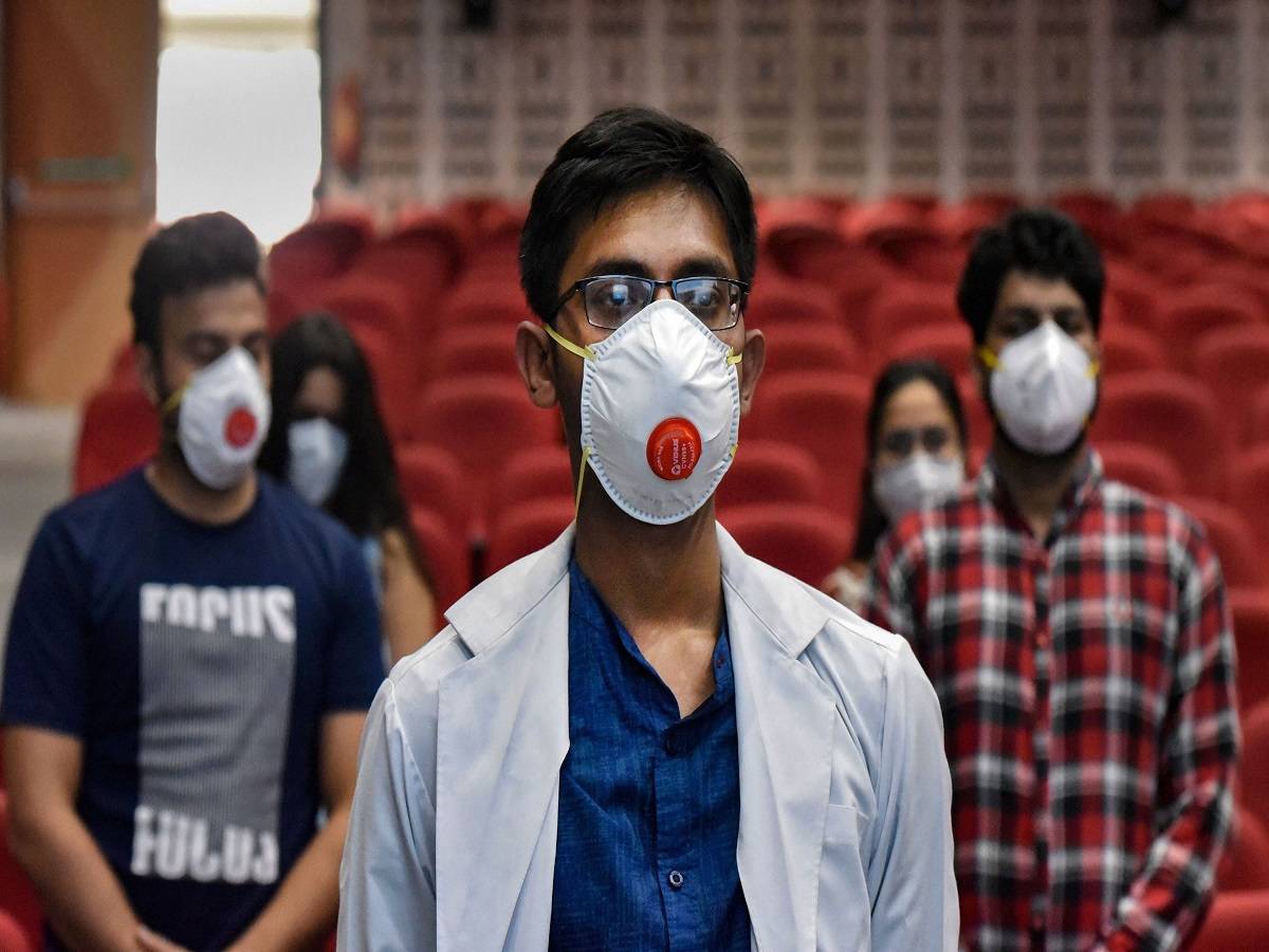 coronavirus: কোভিডের ধাক্কায় পাঁচ দিনে তিন স্বজনকে হারিয়ে বিধ্বস্ত বেঙ্গালুরুর স্বাস্থ্য আধিকারিক – bengaluru doctor loses three relatives to covid-19 within days