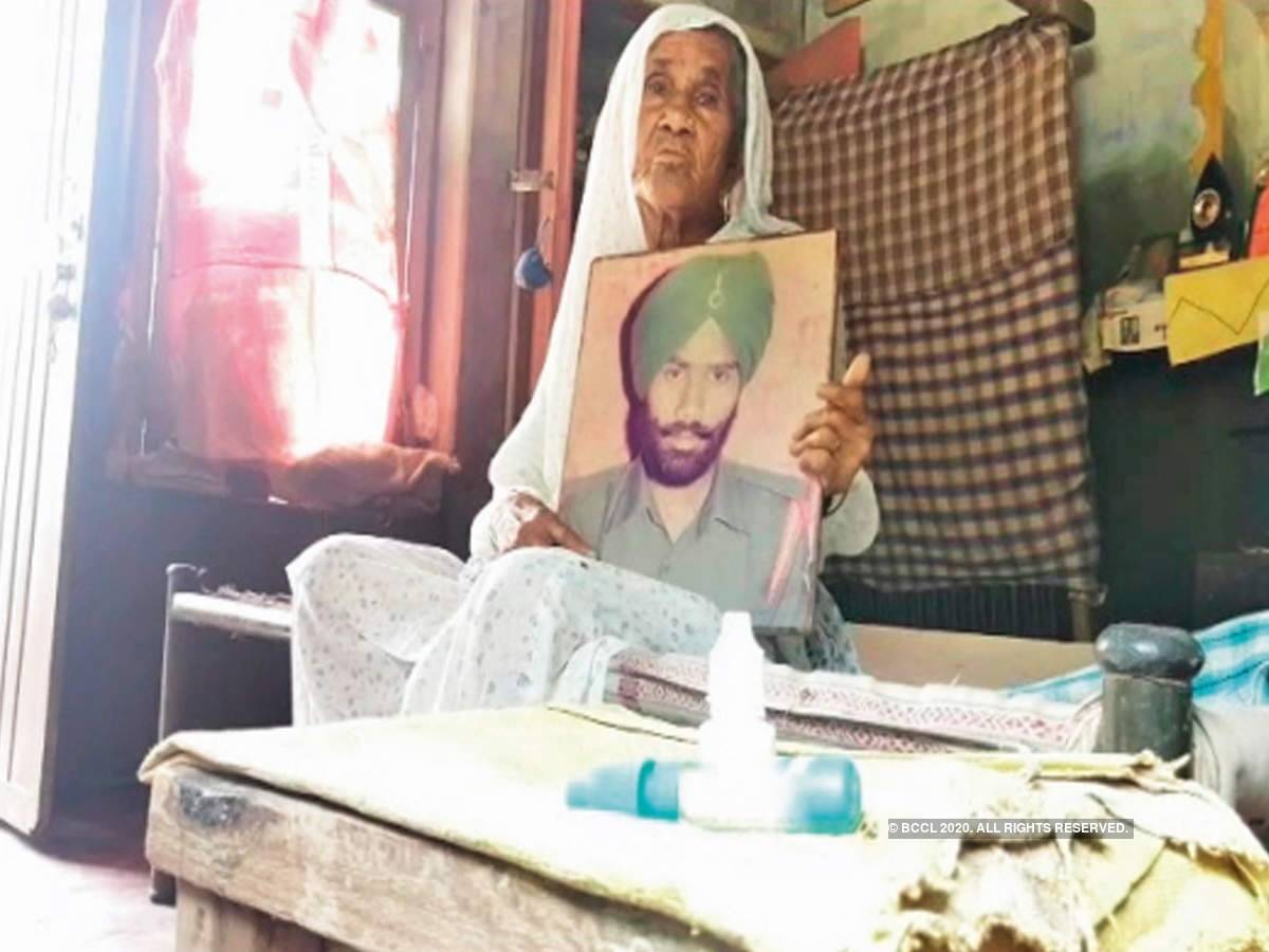 Kargil Diwas: কারগিলের যুদ্ধে জননী জন্মভূমিকে জীবনদান, সেই শহিদের বৃদ্ধা মা ১০০ দিনের কাজের কর্মী – kargil martyr’s mother is mgnrega worker in punjab