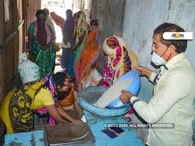 West Bengal news: রাজ্যে পালটাচ্ছে রেশন-নিয়ম? সংযুক্ত হবে আধার-ফোন, বসবে বায়োমেট্রিক পদ্ধতিও! – west bengal: food department orders biometric system to bring transparency in ration distribution