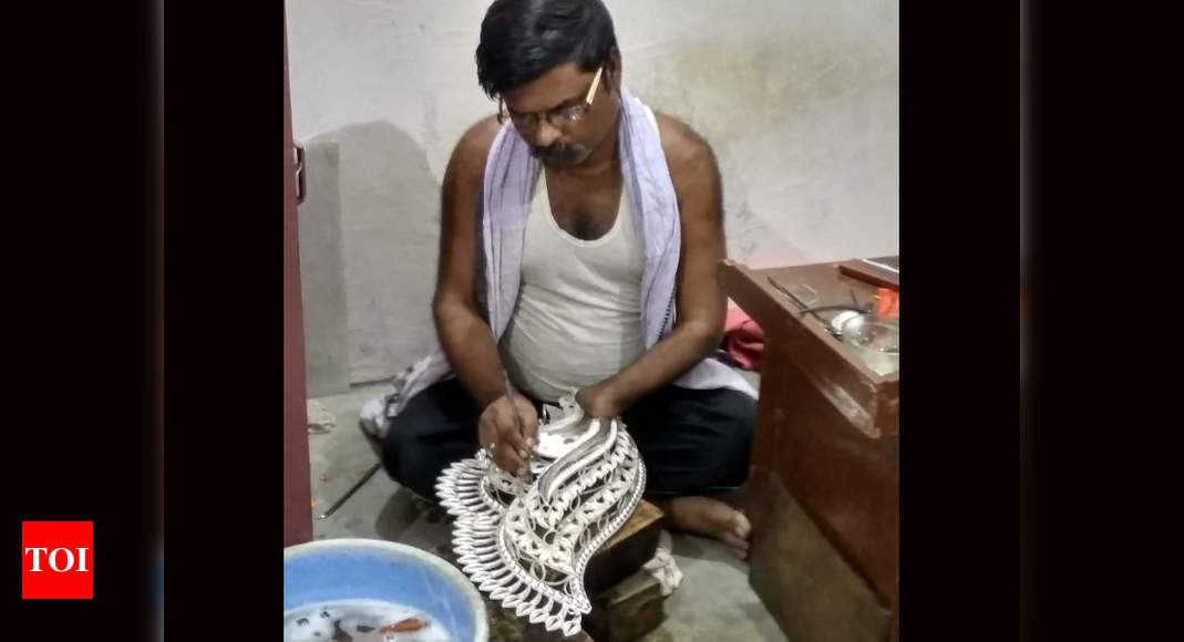 Odisha: Filigree artisans sell biscuits to make ends meet | Cuttack News