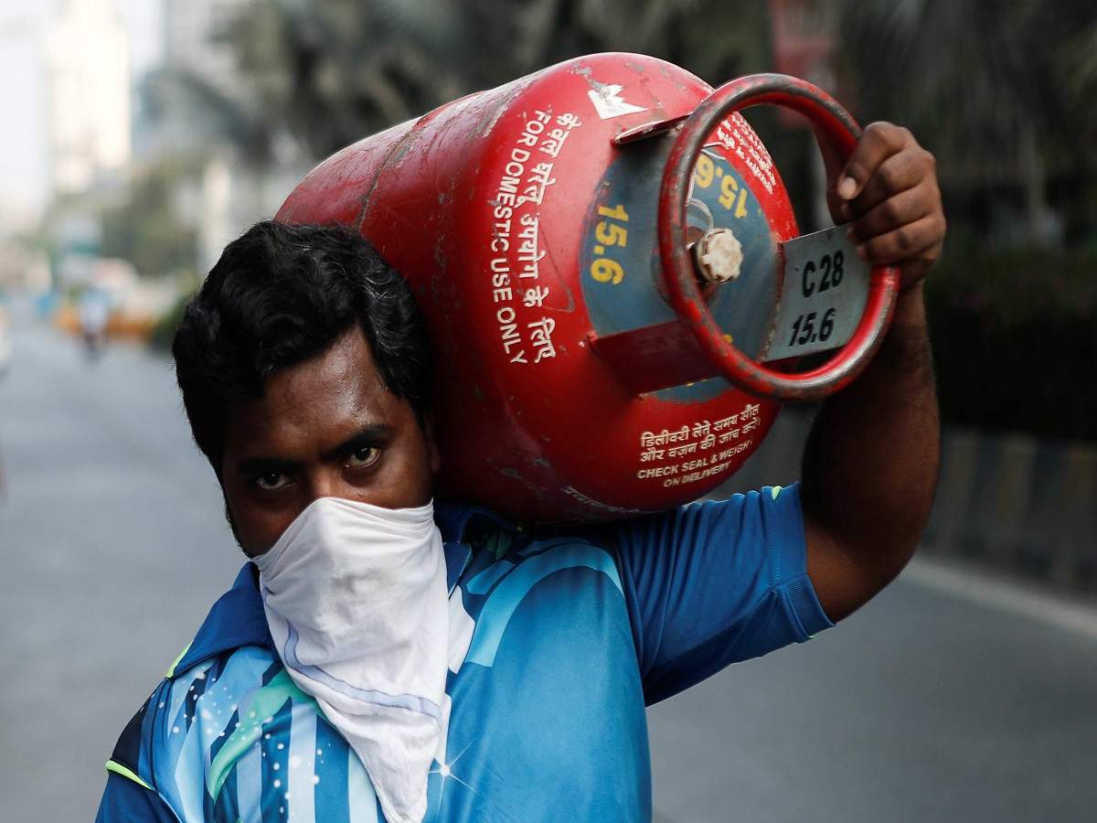 gas price hike in kolkata: নতুন মাসের শুরুতেই ছ্যাঁকা! ফের দাম বাড়ল রান্নার গ্যাসের – lpg prices hiked for third consecutive month