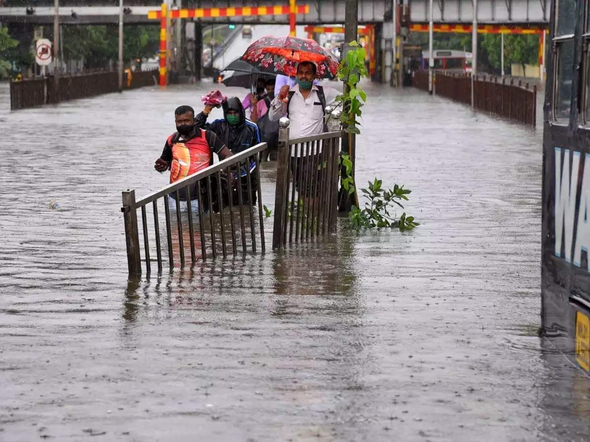 Mumbai rain news: নাগাড়ে বৃষ্টির সঙ্গে ১০৭ কিমি বেগে ঝোড়ো হাওয়া, বেহাল মুম্বইয়ে বন্যার আশঙ্কা – mumbai rain: heavy rains disrupt mumbai’s normal life, narendra modi speaks to uddhav thackeray