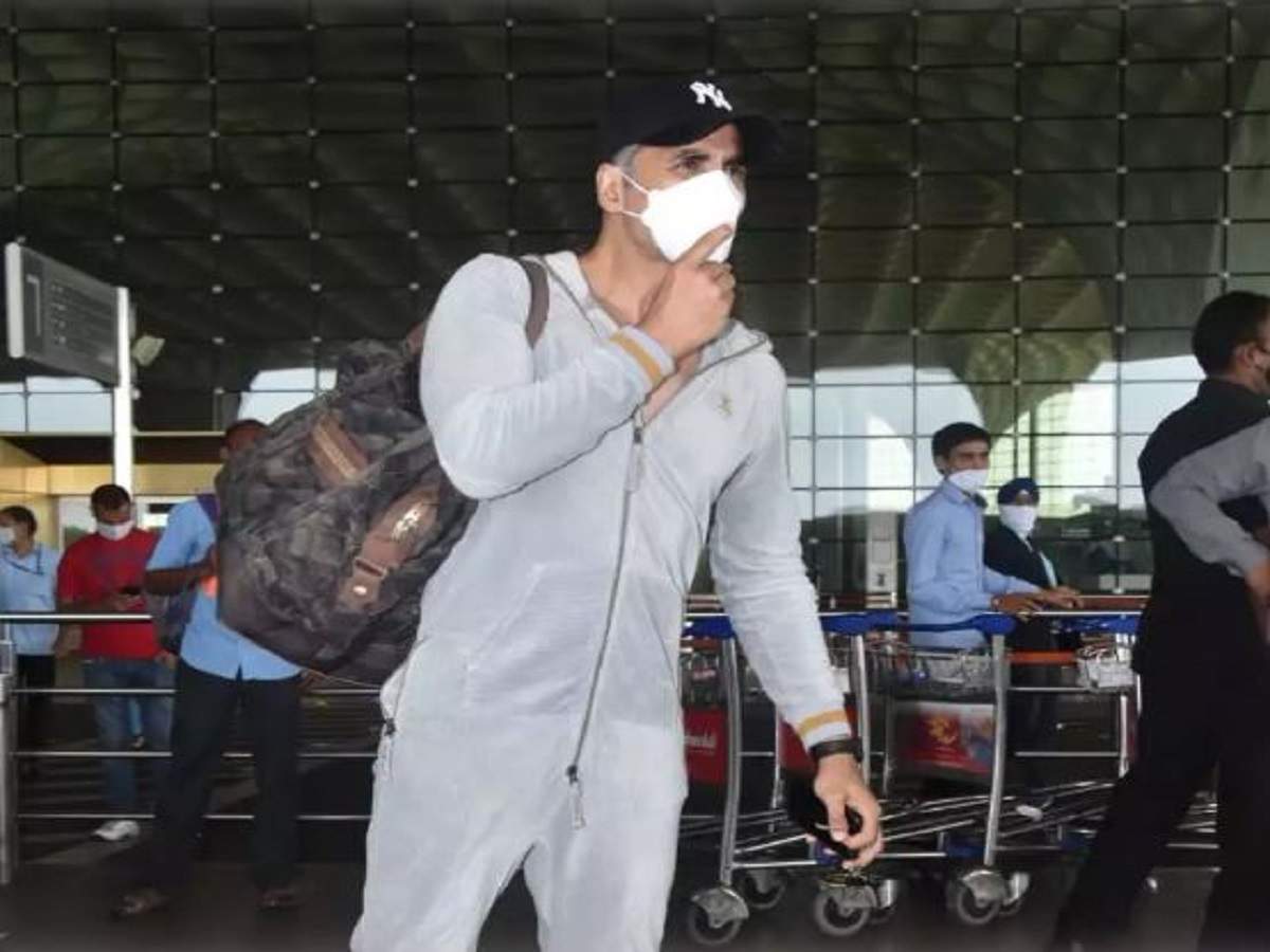 Akshay Kumar: করোনার কালবেলায় শ্যুটিংয়ের জন্য অক্ষয় কুমার উড়ে গেলেন লন্ডনে! – akshay kumar, lara dutta, huma qureshi, jackky bhagnani and bell bottom team leave for their first international shoot