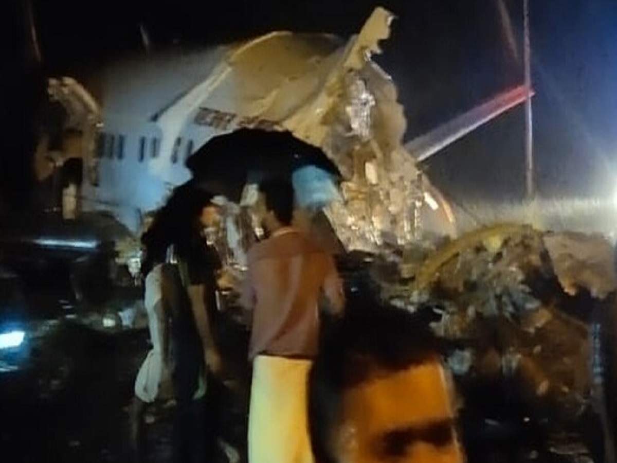 Kerala Plane Accident Update: Breaking: কেরালায় ভয়াবহ দুর্ঘটনা, অবতরণের সময় রানওয়ে থেকে ছিটকে গেল বিমান – Air India Express Flight Skids Off Runway While Landing At Kozhikode