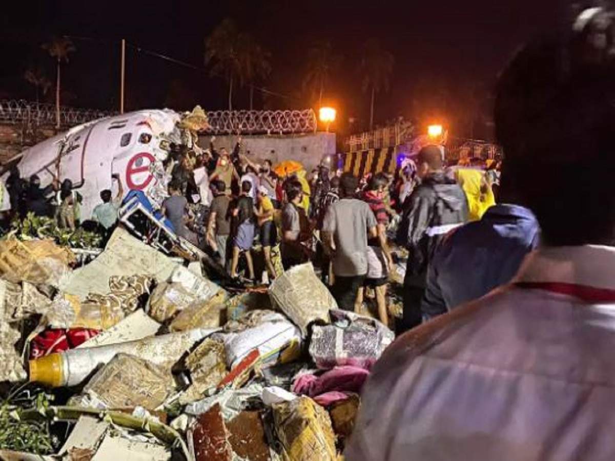 kozhikode plane accident: কোঝিকোড়ে বিমান দুর্ঘটনা: ২৪x৭ হেল্পলাইন চালু – kozhikode plane accident: mea’s anurag srivastava says 24×7 helplines are open