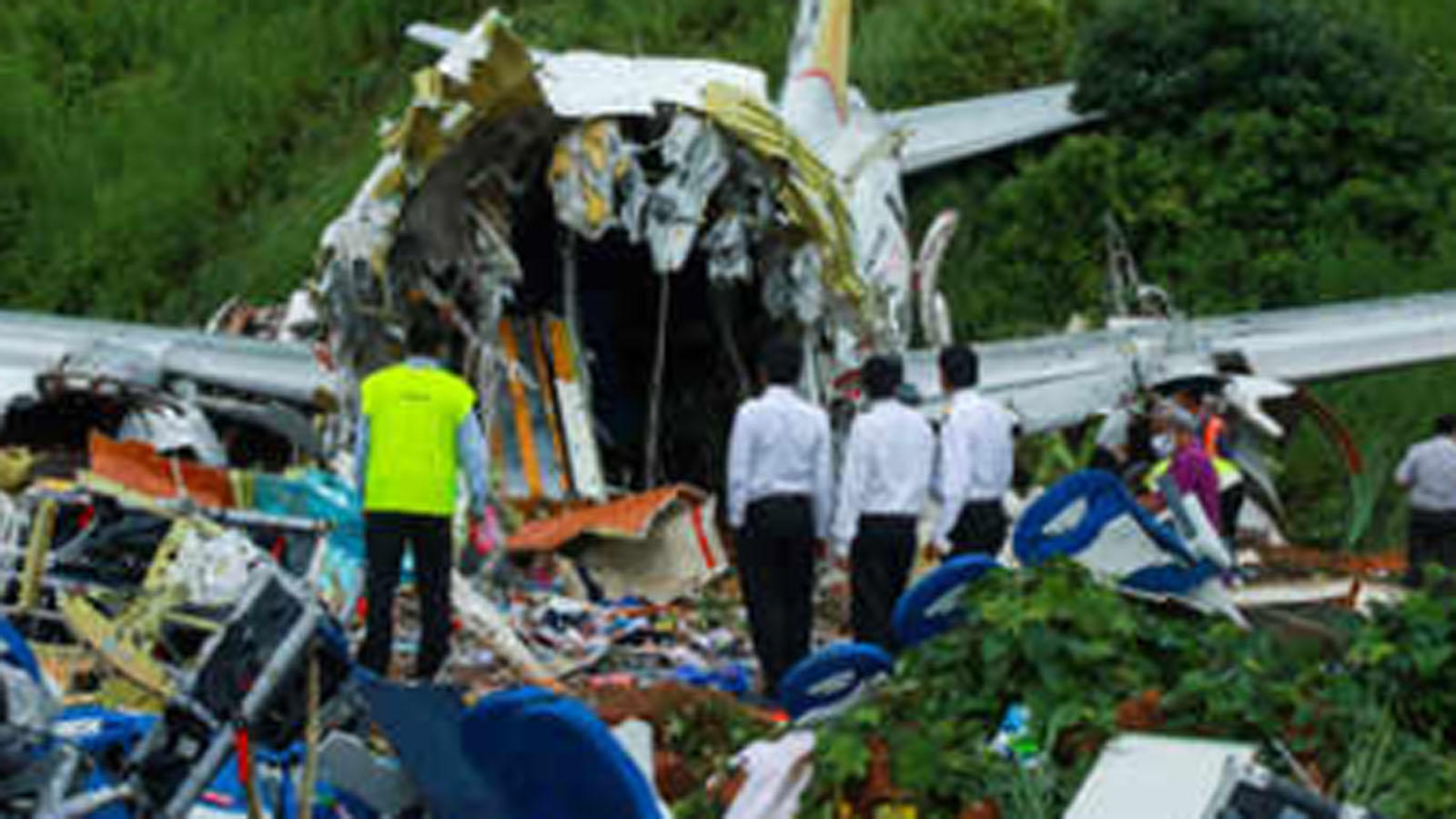 kerala flight crash: পাওয়া গেল ভেঙে পড়া বিমানের ব্ল্যাক বক্স, উদ্ধারকর্মীদের থাকতে হবে কোয়ারানটিনে – black box recovered from crashed air india express flight in kerala