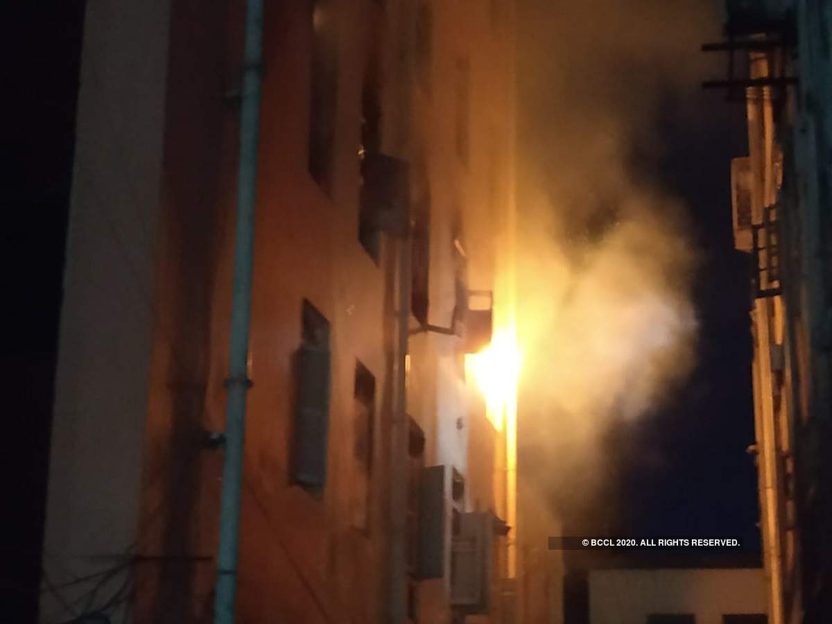 Kolkata fire: VDO: মধ্য কলকাতার বহুতলে বিধ্বংসী আগুন, ঘটনাস্থলে দমকলের ১০ ইঞ্জিন – massive fire breaks out at multi-storey building in kolkata’s polock street, 10 fire tenders on spot