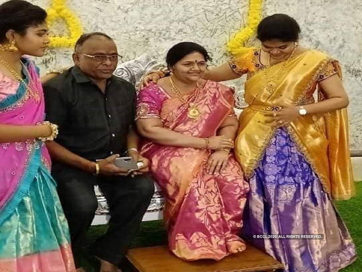 love for wife: ভালোবাসা কারে কয়! স্ত্রী দুর্ঘটনায় প্রয়াত, গৃহলক্ষীর মোমের মূর্তিকে নিয়ে গৃহপ্রবেশ বৃদ্ধের – karnataka: man celebrates house warming ceremony with wife’s wax statue!
