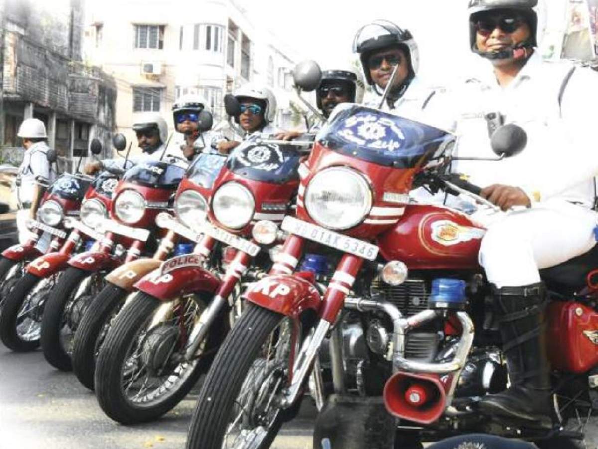 Kolkata police: কলকাতা পুলিশকে ট্যুইটারে অনুরোধ, ২ ঘণ্টার মধ্যেই করোনা রোগীকে রক্ত দিলেন সার্জেন্ট! – kolkata police sergeant helps corona patient with blood donation