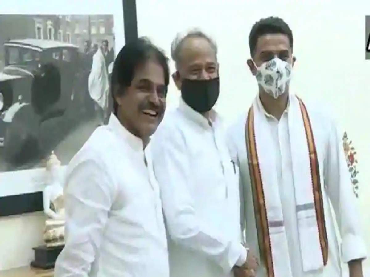gehlot pilot handshake: গহলোতের ককপিটে ফের পাইলট, মরুরাজ্যে কংগ্রেসের মুখে চওড়া হাসি – a handshake and a side-hug, gehlot-pilot photo-op ahead of congress meet