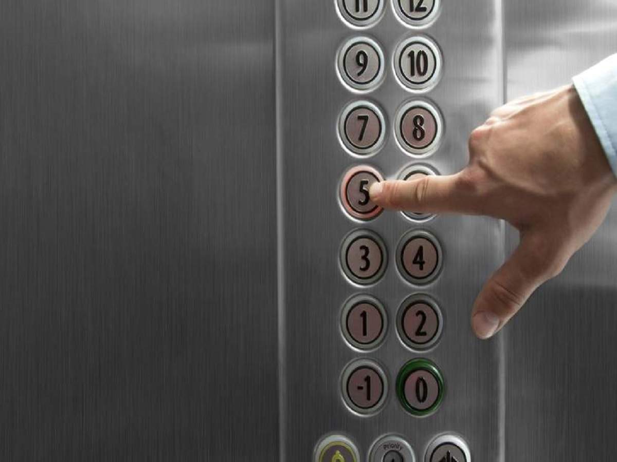 man falls 4 floors to death in Ghaziabad: দরজা খুলল কিন্তু লিফট এল না! পা দিতেই ৫ তলা থেকে পড়ে মৃত বৃদ্ধ – door opens, lift doesn’t arrive, man falls 4 floors to death in ghaziabad
