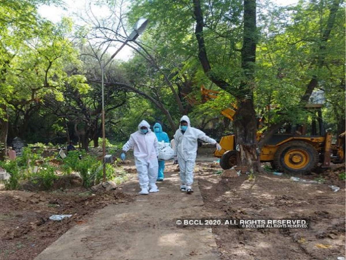 coronavirus in bengaluru: মহামারীর ভয়াবহ ছবি, লাশের পাহাড় জমছে বেঙ্গালুরুর শ্মশানের দরজায়! – bodies pile up in front of electric crematoria as covid 19 death toll rises in bengaluru