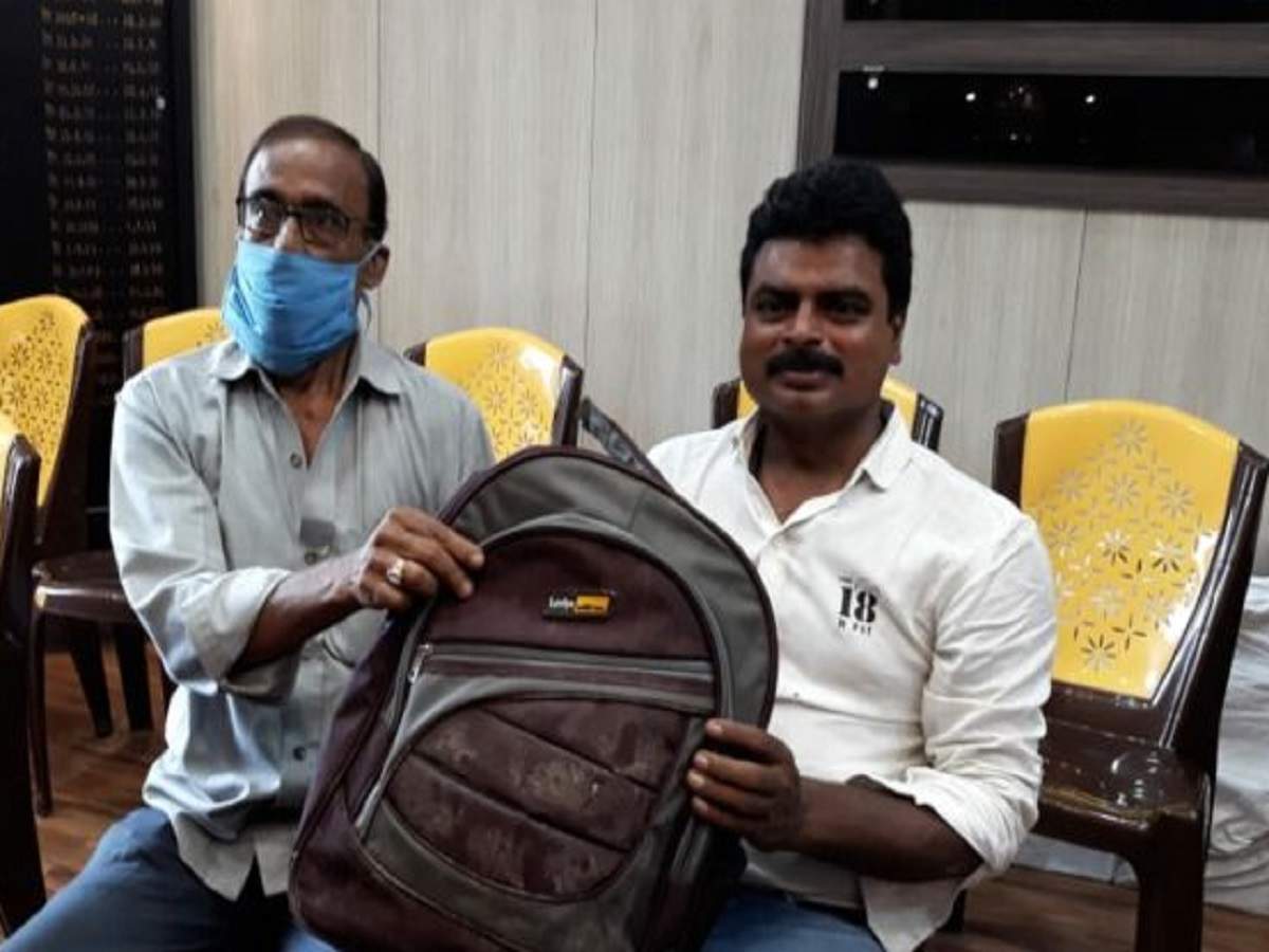 honesty of a ambulance driver: অভাবের থেকে সততা বড়, লক্ষাধিক টাকার গয়না ফিরিয়ে দিলেন অ্যাম্বুল্যান্স চালক! – returned jewelery worth more than one lakh, honesty of a ambulance driver