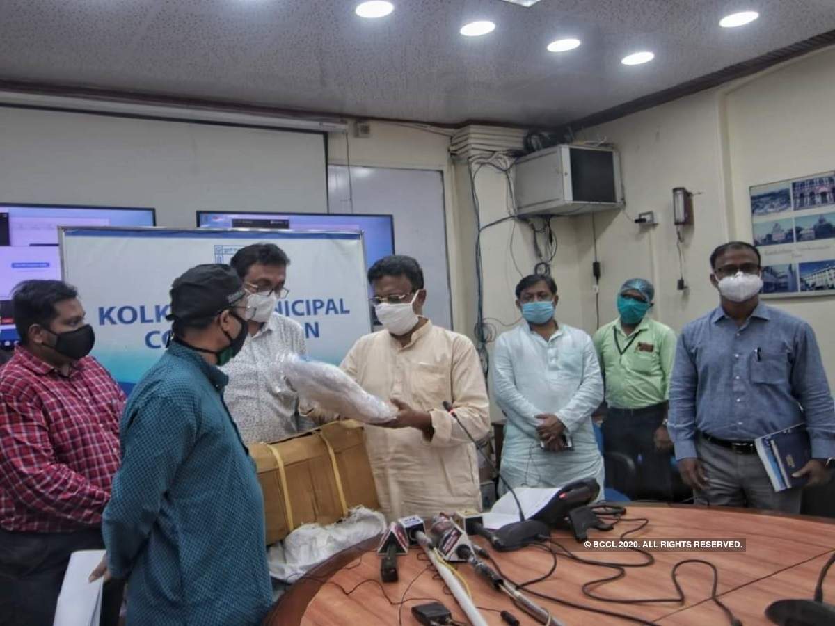 Dr. Santanu Sen: কলকাতা পুরসভার হাতে ১০০০ পিপিই কিট ও ৩৫০০ লিটার স্যানিটাইজার তুলে দিলেন IMA রাজ্য সম্পাদক – tmc rajya sabha mp dr. santanu sen delivered 1000 ppe kit and 3500 litre sanitizer to kolkata municipal corporation