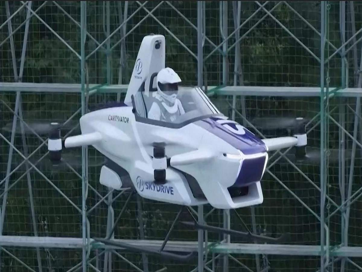 flying car: স্বপ্নসফলের দোরগোড়ায়! জাপানে মানুষকে সঙ্গে নিয়েই উড়ন্ত গাড়ির সফল উড়ান – japan’s skydrive inc flying car carried out a successful though modest test flight with one person aboard