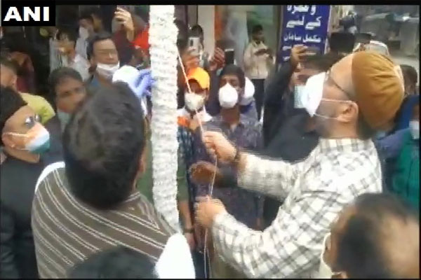 AIMIM President Asaduddin Owaisi unfurled the flag at the Madina Circle, best wishes to the countrymen, see photos, Kolkata News in Hindi