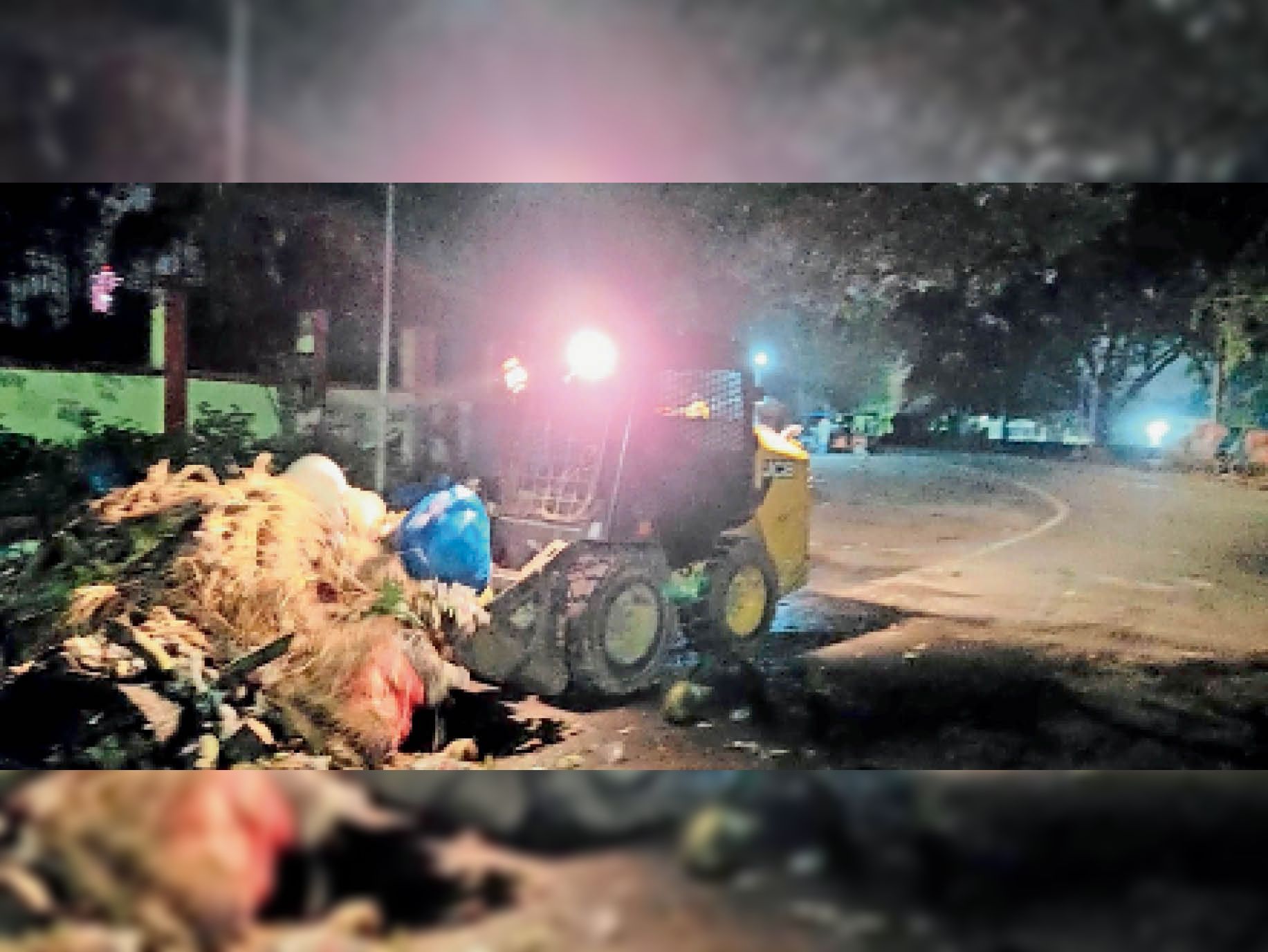 Garbage removed from some areas at night, cleanliness will be faster from today, 1700 metric tons of garbage collected on roads due to two-day strike of corporation personnel | रात में कुछ इलाकों से हटा कचरा, आज से तेज होगी सफाई, निगम कर्मियों की दो दिन की हड़ताल से सड़कों पर 1700 मीट्रिक टन कचरा जमा