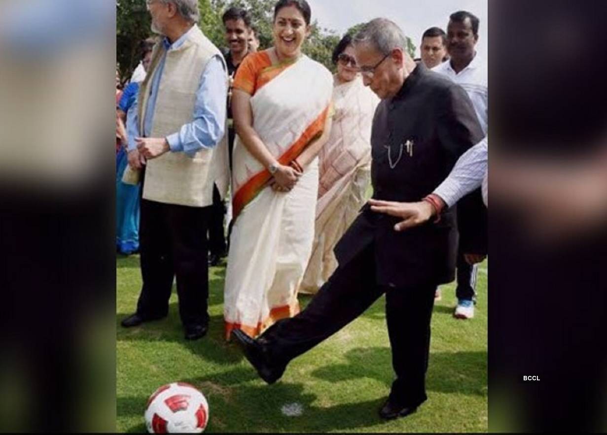 tribute to pranab mukherjee: ‘অ্যাই স্মৃতি ইলিশ এসেছে…!’ দাদা প্রণব মুখোপাধ্য়ায়ের স্মৃতিচারণে স্মৃতি ইরানি – “till we meet again”: union minister smriti irani’s tribute to pranab mukherjee