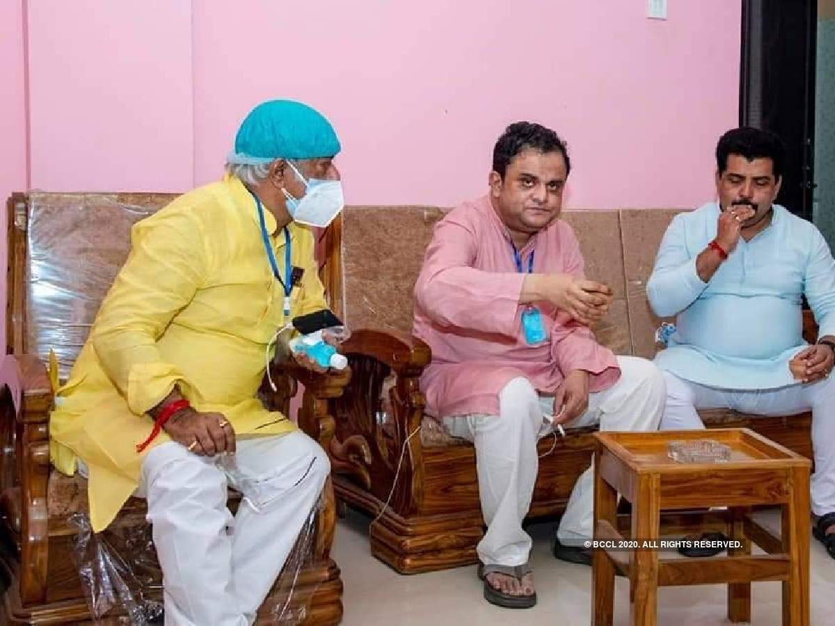 coronavirus: করোনা ঠেকাতে মন্ত্রীদের গলাতেও জাপানি কার্ড, বিস্মিত চিকিৎসকরা – bengal ministers wearing air sterilization card from japan to prevent coronavirus
