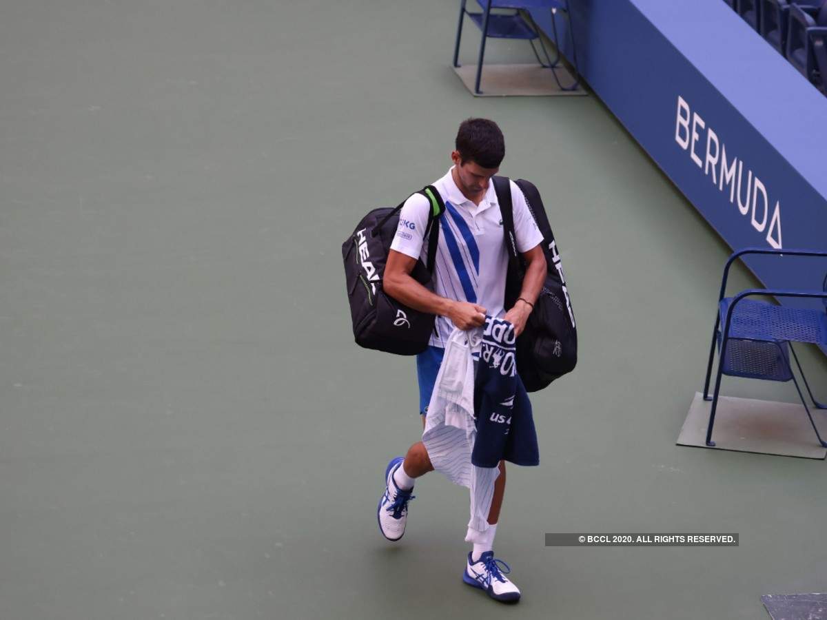 novak djokovic disqualified: মহিলা লাইন জাজকে বল ছুড়ে আঘাত, US Open থেকে বহিষ্কৃত জোকার – us open 2020: novak djokovic disqualified after hitting lineswoman with ball in 4th round