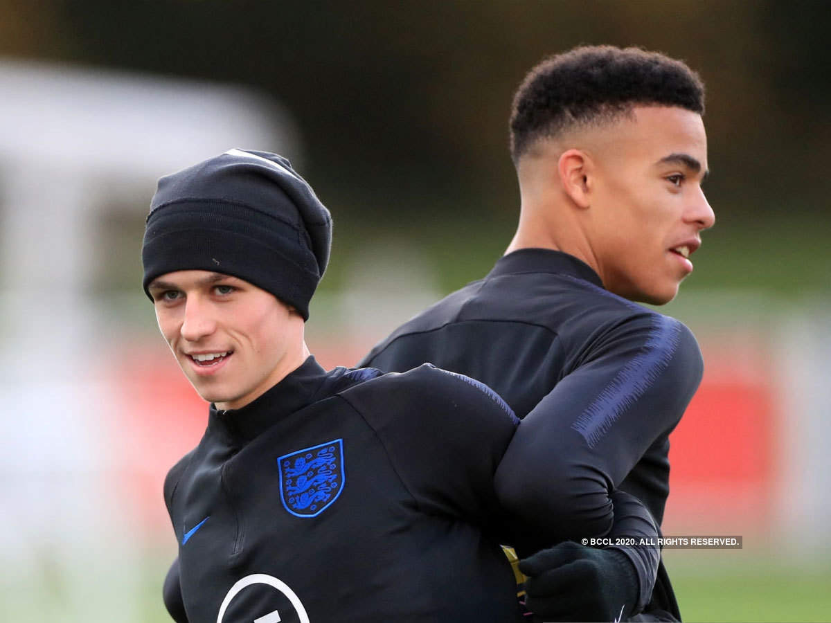 phil foden: কোভিড প্রোটোকল ভেঙে হোটেল রুমে মেয়ে এনে ফুর্তি! ইংল্যান্ড দল থেকে বাদ গ্রিনউড-ফোডেন – england’s phil foden and mason greenwood sent home after inviting women to hotel room and breaking covid-19 protocols