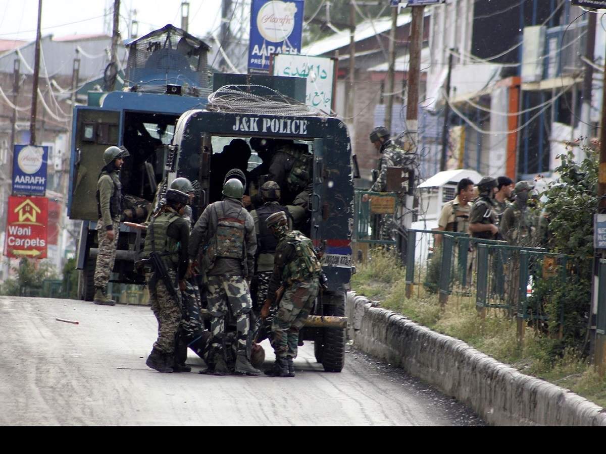 Anantnag grenade attack: কাশ্মীরের অনন্তনাগে জঙ্গি গ্রেনেডে ঘায়েল ২ সিআরপিএফ জওয়ান – jammu and kashmir: 2 crpf personnel injured after militants lob grenade at patrol party in anantnag