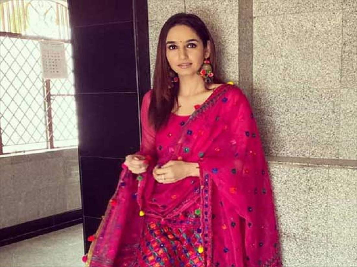 Ragini Dwivedi: তদন্তকারীদের চোখে ধুলো দিতে ড্রাগ পরীক্ষার নমুনা-প্রস্রাবে জল মেশানোর অভিযোগ অভিনেত্রীর! – kannada actress ragini dwivedi mixes water in urine sample to cheat drug test