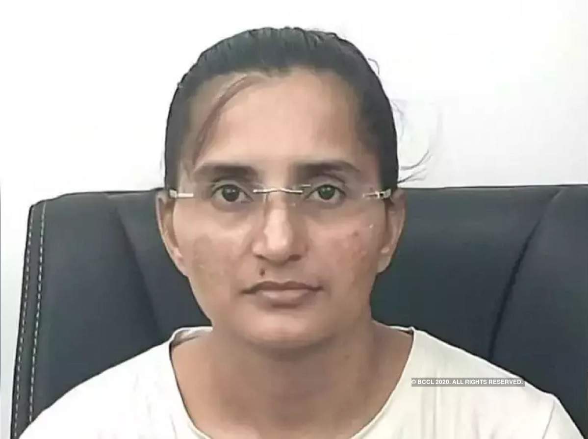 girl fled home: ধন্যি মেয়ে! বিয়ে এড়াতে বাড়ি পালানো কন্যা ৭ বছর পর PCS অফিসার – girl who fled home to dodge marriage is a pcs officer 7 yrs later in meerut