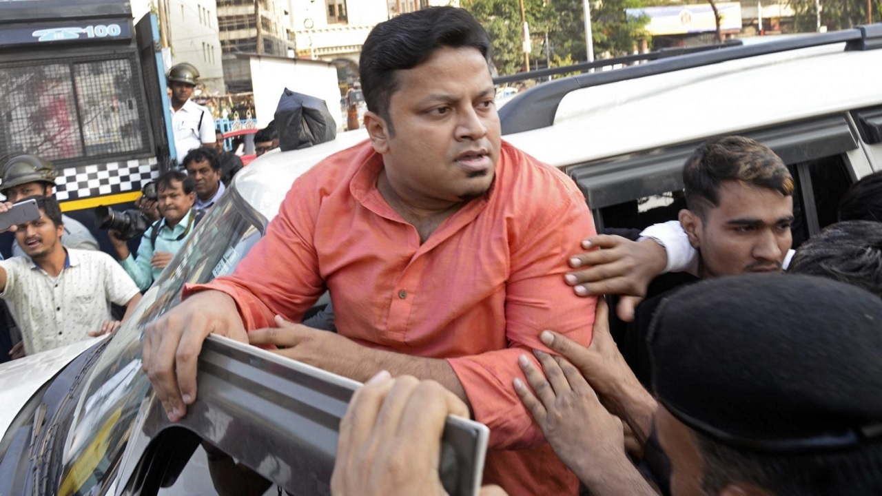 bjp leader anupam hazras Controversial statement i will hug mamata banerjee if infected by coronavirus : BJP नेता ने कहा, कोरोना संक्रमित हुआ तो ममता बनर्जी को गले लगाऊंगा