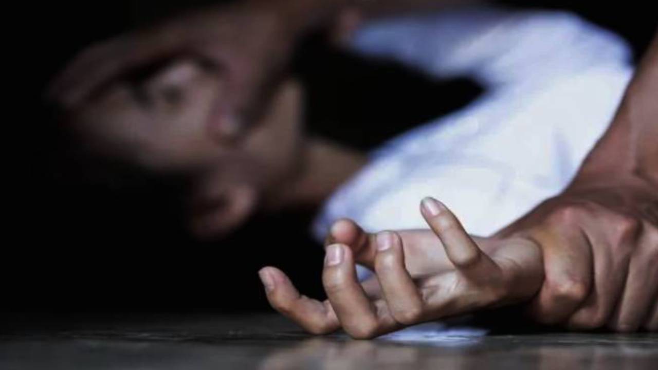 आदिवासी बहनों के साथ 5 लोगों ने किया गैंगरेप, एक ने किया सुसाइड 2 sisters gang raped by 5 people in west bengal one of them commits suicide