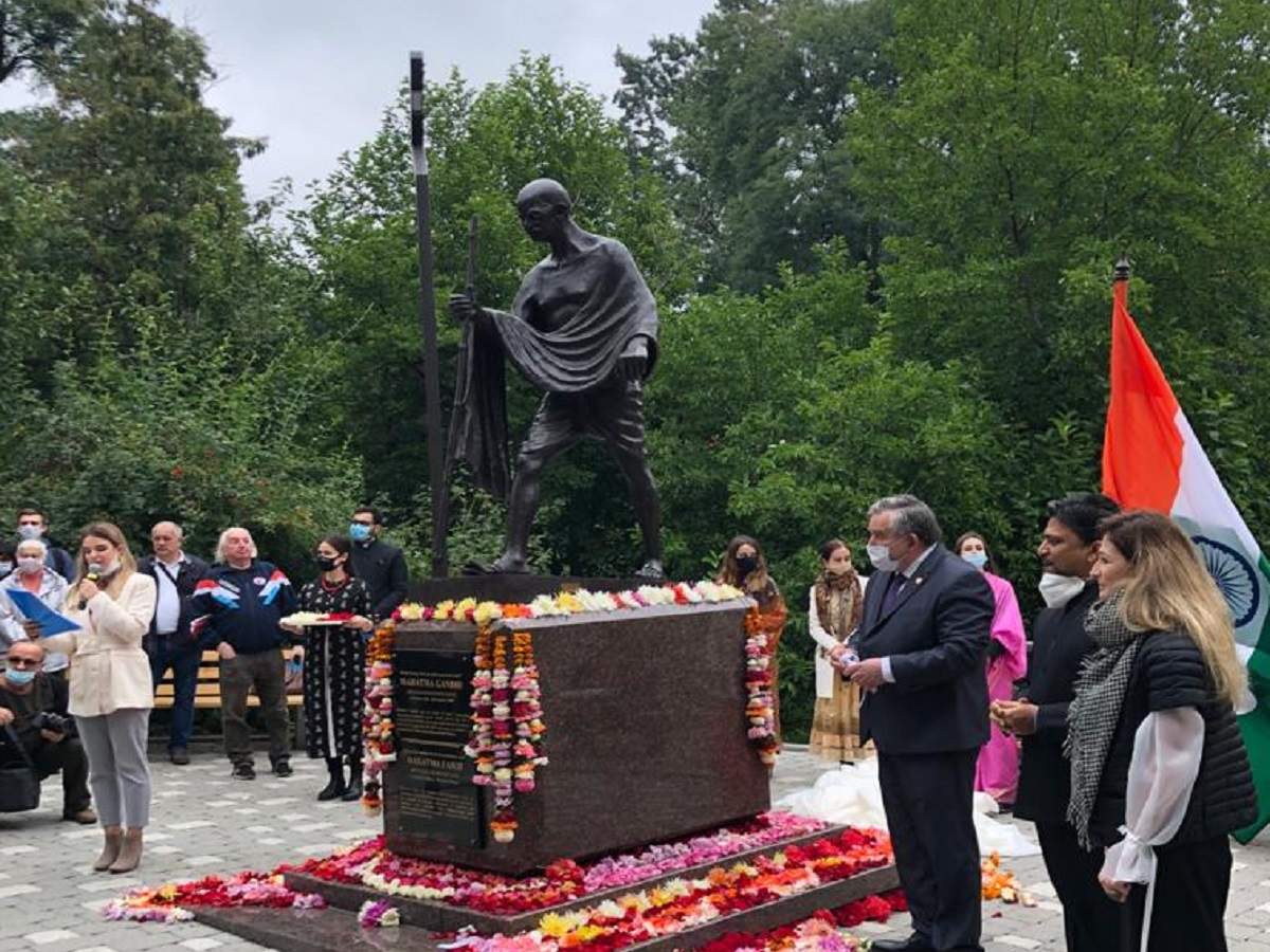 gandhi STATUE: আজও প্রাসঙ্গিক মহাত্মা, ইউক্রেনে উন্মোচিত হল গান্ধীমূর্তি! – a statue of mahatma gandhi was opened in the capital city of ukraine kyiv