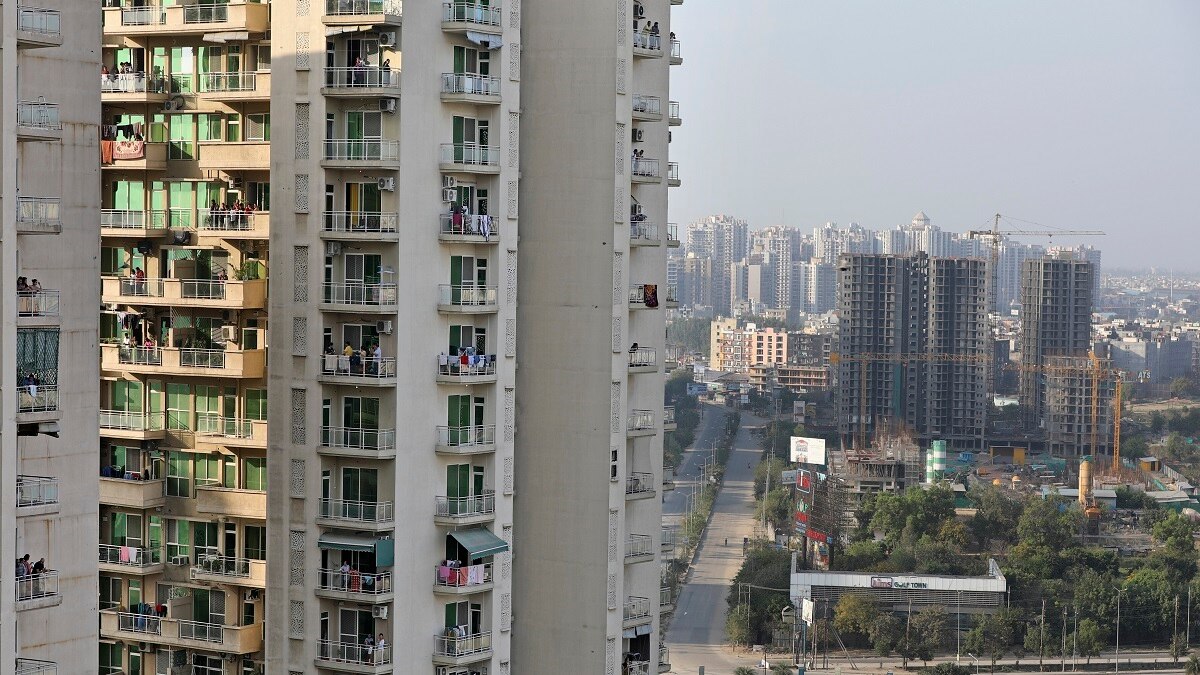 মেয়ের মৃতদেহ তোয়ালে জড়িয়ে স্ত্রীকে খুঁজতে বেরোলেন ‘খুনি’ বাবা