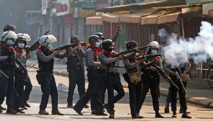 রক্তাক্ত মায়ানমার; সেনা বিরোধী জনতার বিক্ষোভে গুলি, হত ১৮