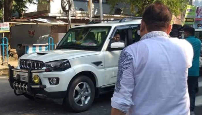 By-Poll: সাবধানে কাজ করো, মদনদের দেওয়াল লিখতে দেখে গাড়ি থামালেন নেত্রী